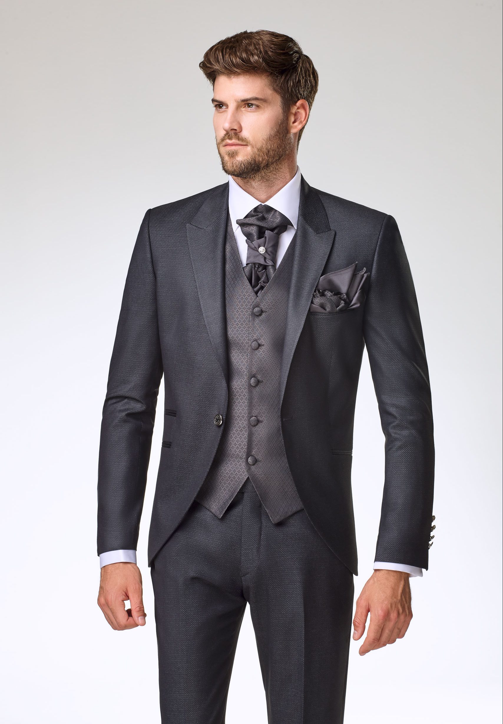 Poročni salon z bogato izbiro moških oblačil