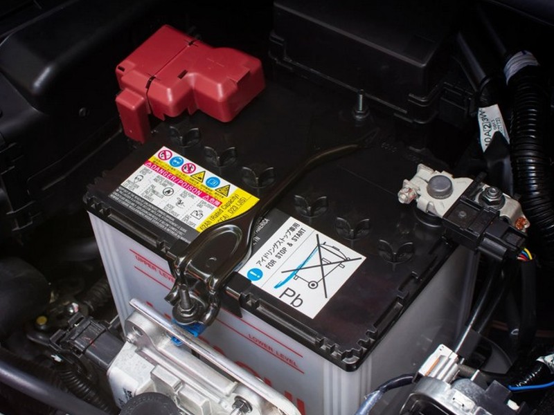 Akumulator za avto za nemoten zagon motorja in napajanje vseh električnih sistemov